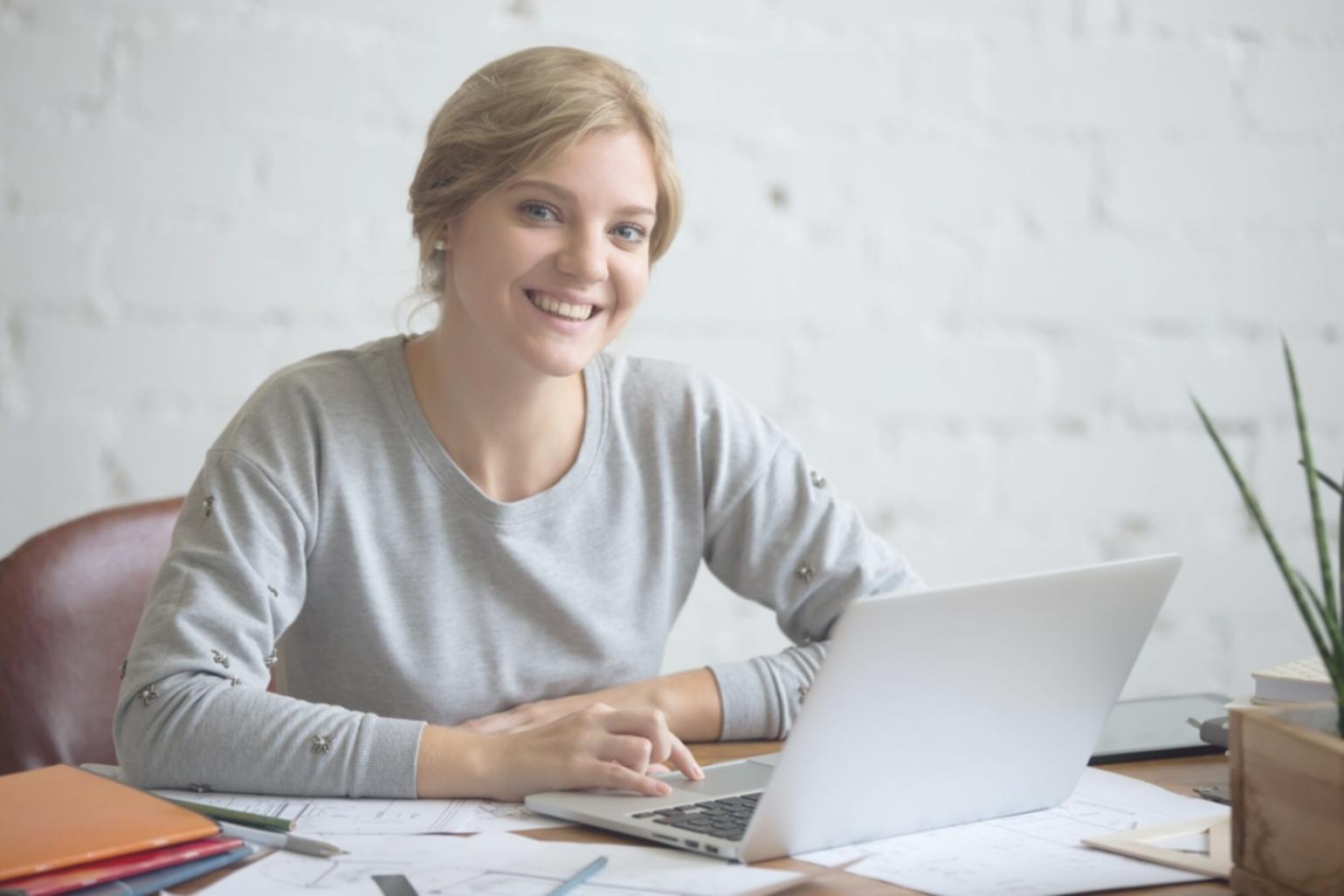Modernes Franchise-Büro mit Beratungssituation